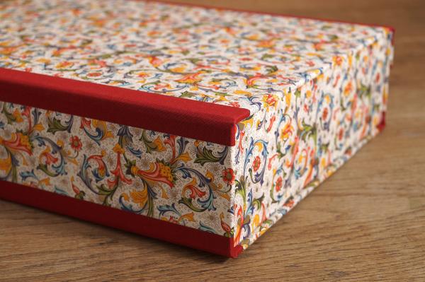 Praktische Sammelbox für das Bücherregal